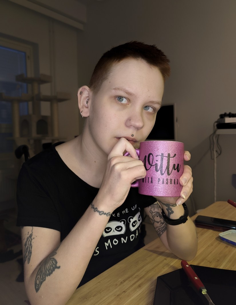 Aamuinen Pinja kahvimuki kädessä.