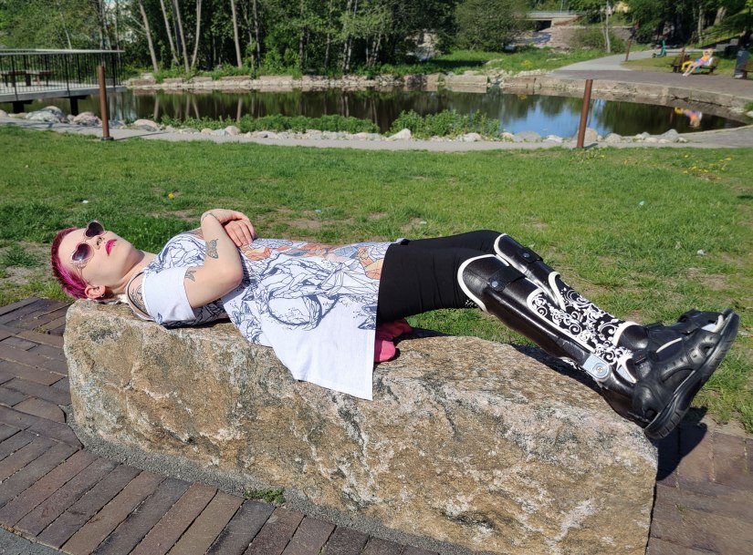 Pinja makaamassa kivellä.