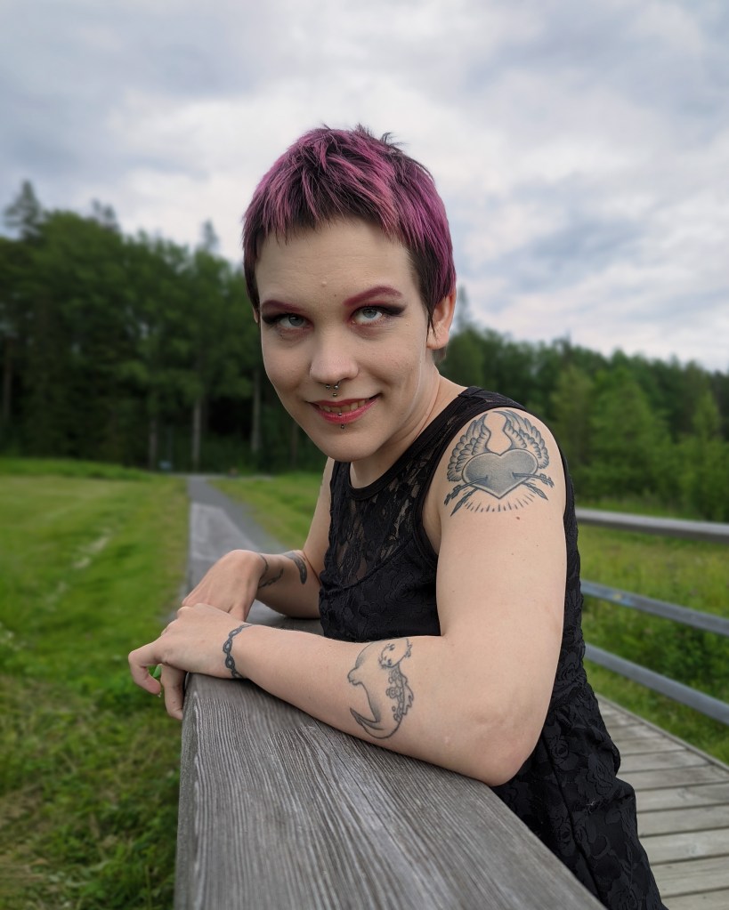 Pinja seisoo puusillan kaidetta vasten.