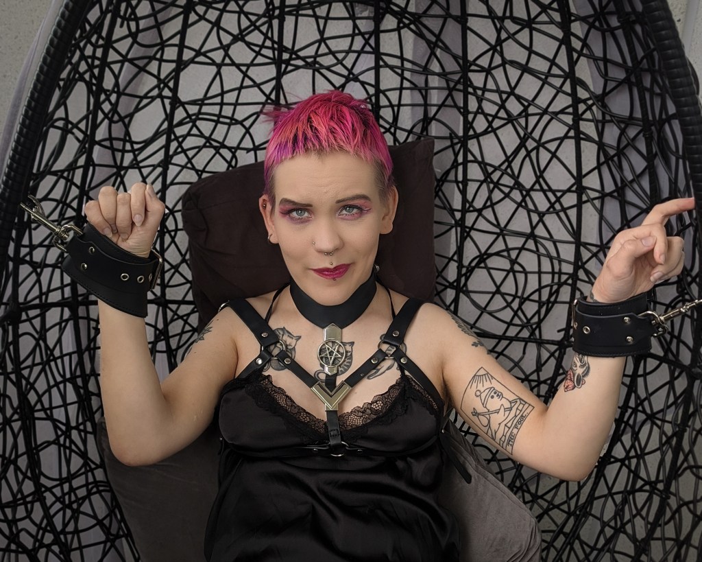 Lähikuva Pinjasta sidottuna käsikahleista köysiin. 