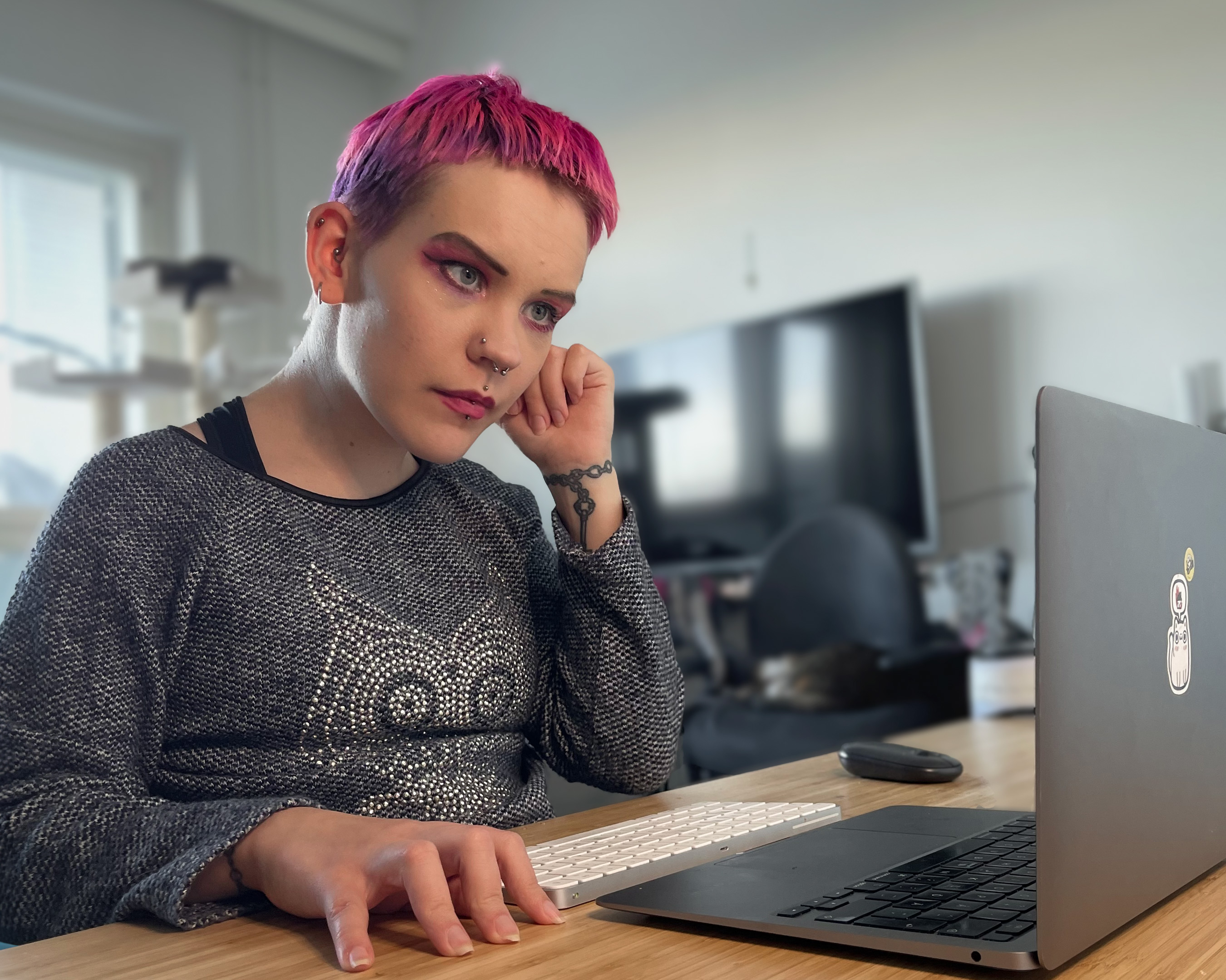 Pinja istuu läppärin ääressä katsoen ruutua mietteliäänä ruutua.