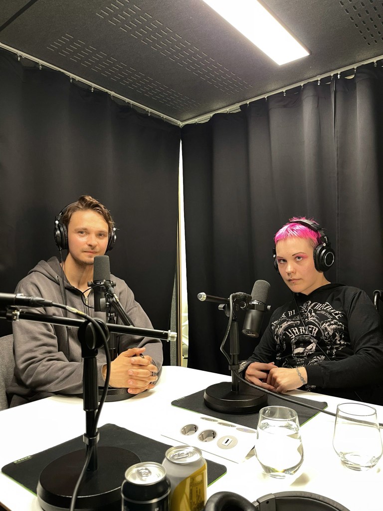 Roope Salminen ja Pinja Eskola studiossa Aikalisä -podcastin nauhoituksissa.