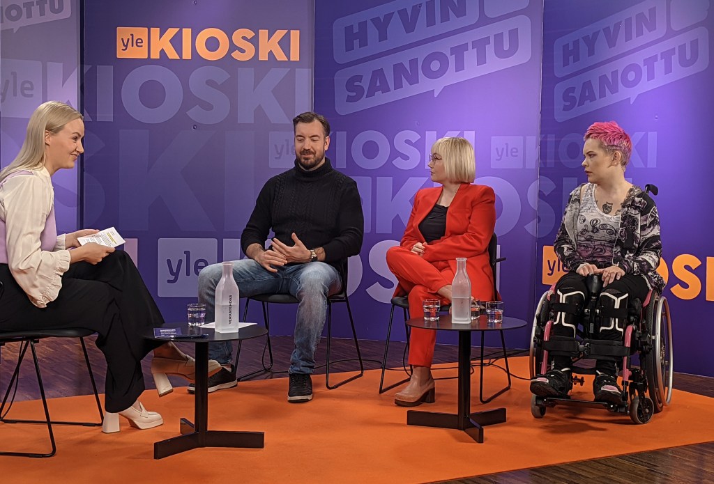 Hyvin Sanottu -tapahtuman Suhdemyytinmurtajat-keskustelun osallistujat: Essi Lamppu, Veli Koo, Tina Svensk ja Pinja Eskola.