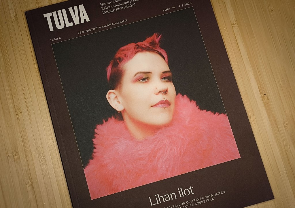Tulva -lehden numero 4/2023 pöydällä.