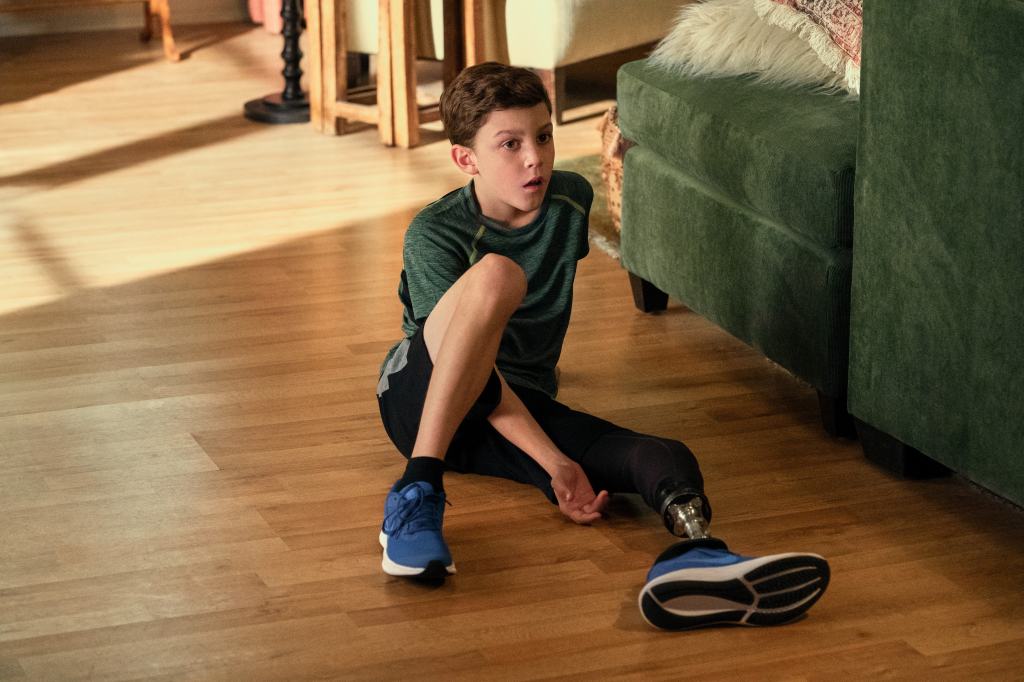 Josh Dubin (Logan Marmino) istuu kotonaan lattialla lenkkarit jalassa.