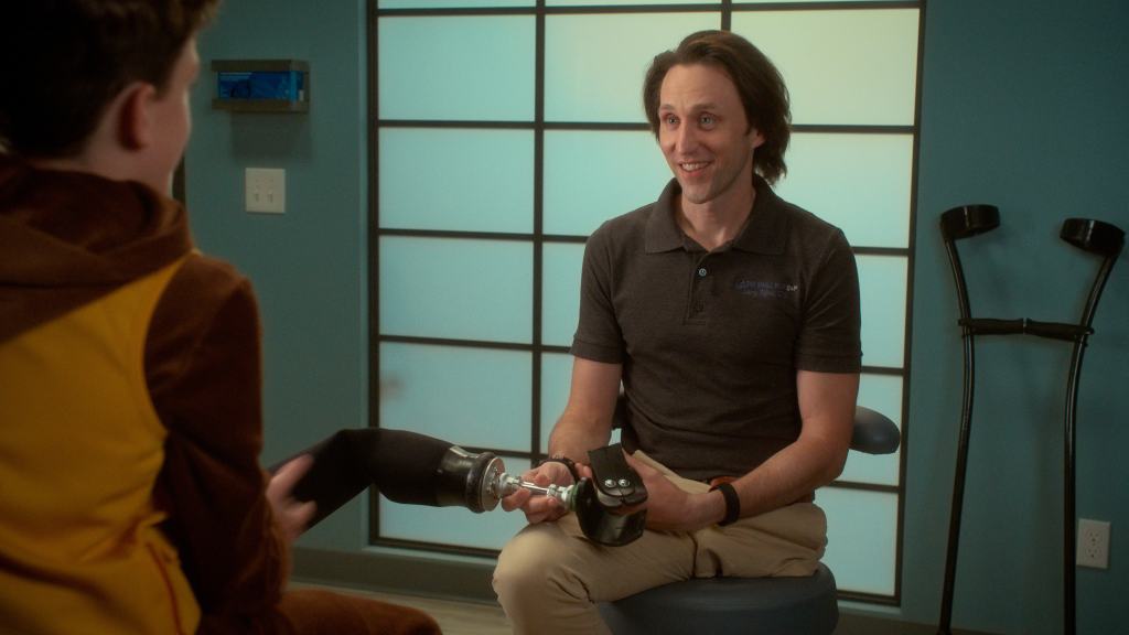 Josh käymässä proteesiklinikalla.