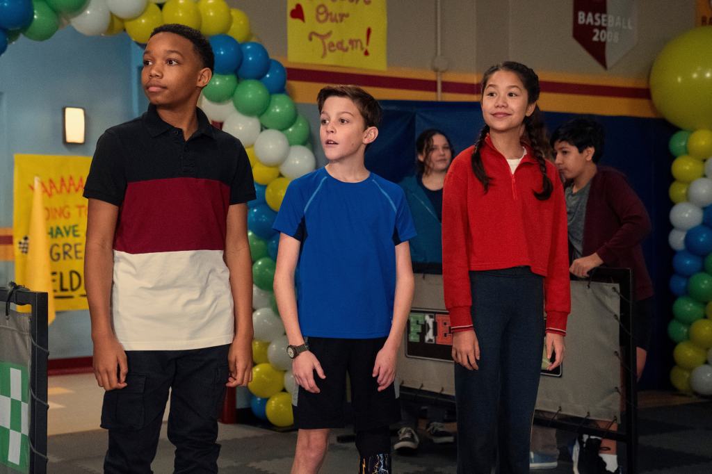 Kyle (Peyton Jackson), Josh (Logan Marmino) ja Gabriella (Trinity Jo-Li Bliss) osallistuvat koulun urheilupäivään.