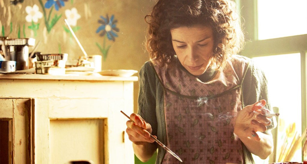 Sally Hawkins polttaa tupakkaa ja maalaa Maudien roolissa.