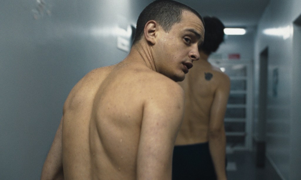 Paidaton nuori mies, Simon (Lorenzo Ferro), kävelee pois päin kamerasta katsoen samalla olkansa yli. Kuvassa Lorenzo Ferro