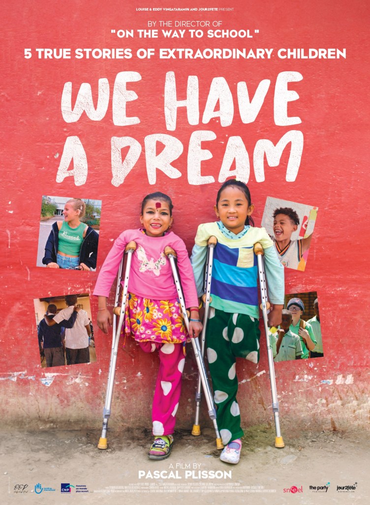 We Have a Dream -elokuvan juliste. Elokuvassa nähtävät nepalilaistytöt Khendo ja Nirmala seisovat kainalosauvoihin tukeutuen punaisen seinän edessä. Heidän ympärilleen on sijoitettu kuvat muista elokuvassa esiintyvistä lapsista. Julisteessa on teksti "5 True stories of extraordinary children".
