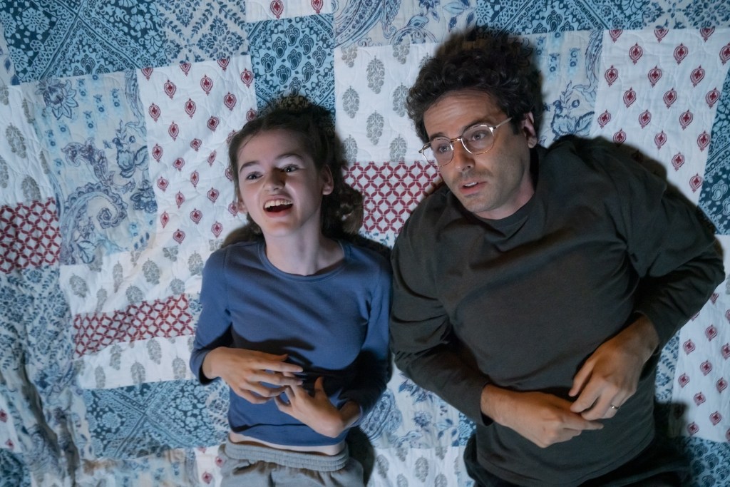 Melody ja hänen isänsä makaavat tilkkutäkillä ja katselevat taivaalle.