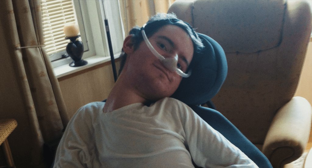 Mats hengityksen apuvälineensä kanssa.