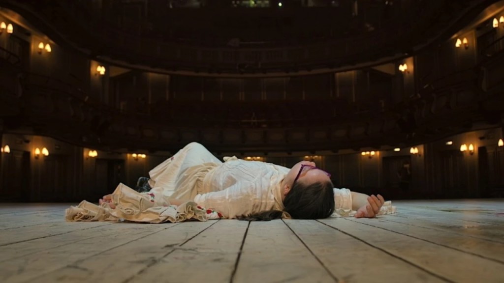 Loxy makaa teatterin lavalla.