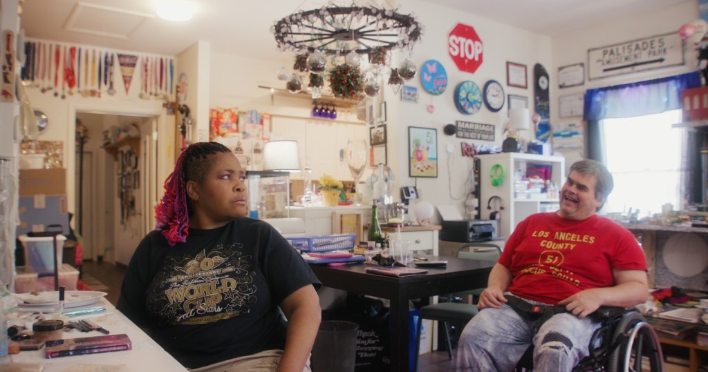 Patrice ja hänen kumppaninsa Gäry keskustelevat Patricen kotona.