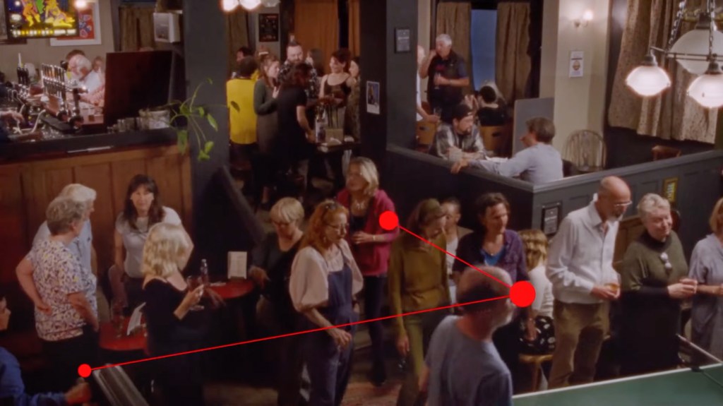Ruutukaappaus The Stimming Pool -elokuvasta. Kuvassa on ruuhkainen pubi, jossa suuri joukko ihmisiä viettää aikaa. Kuvan päällä on viivojen yhdistämiä punaisia pisteitä, jotka kuvaavat katseen kohdistumista.