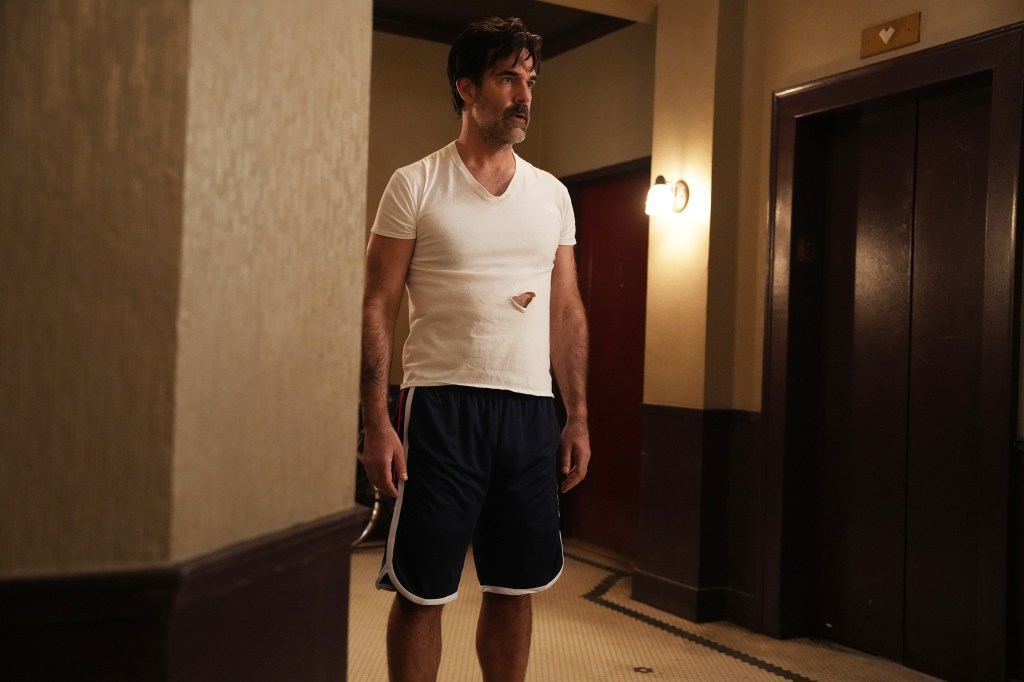 Mollyn naapuri (Rob Delaney) seisoo rappukäytävässä shorteseissa ja rikkinäisessä t-paidassa.