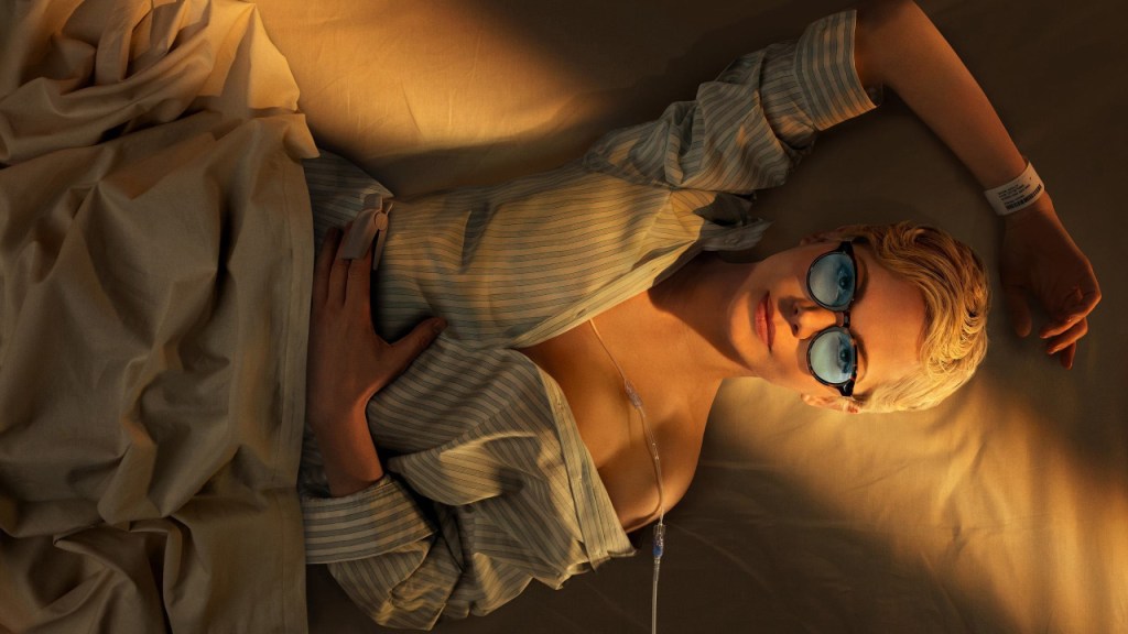 Dying For Sex -sarjan päähenkilö Molly (Michelle Williams) makaa sängyllä sarjan promokuvassa.