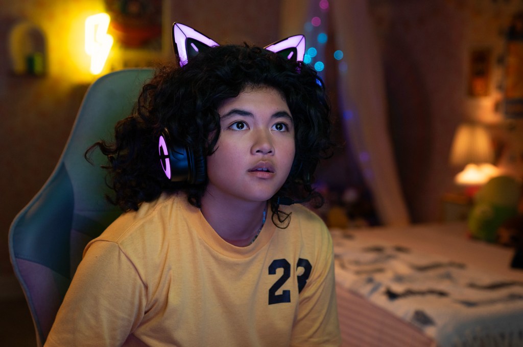 Sam Morelly esittämä Abby streamaa pelaamista verkkopalveluun valaistut kissankorvat päässään.