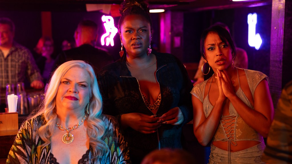 Strippiklubin omistaja Betty Spaghetti, vanhempi valkoinen nainen, ja tanssijat Destiny ja Angel, kummatkin nuorempia mustia naisia, katselevat kummissaan jotain työpaikallaan Diamond Dolls -klubilla.