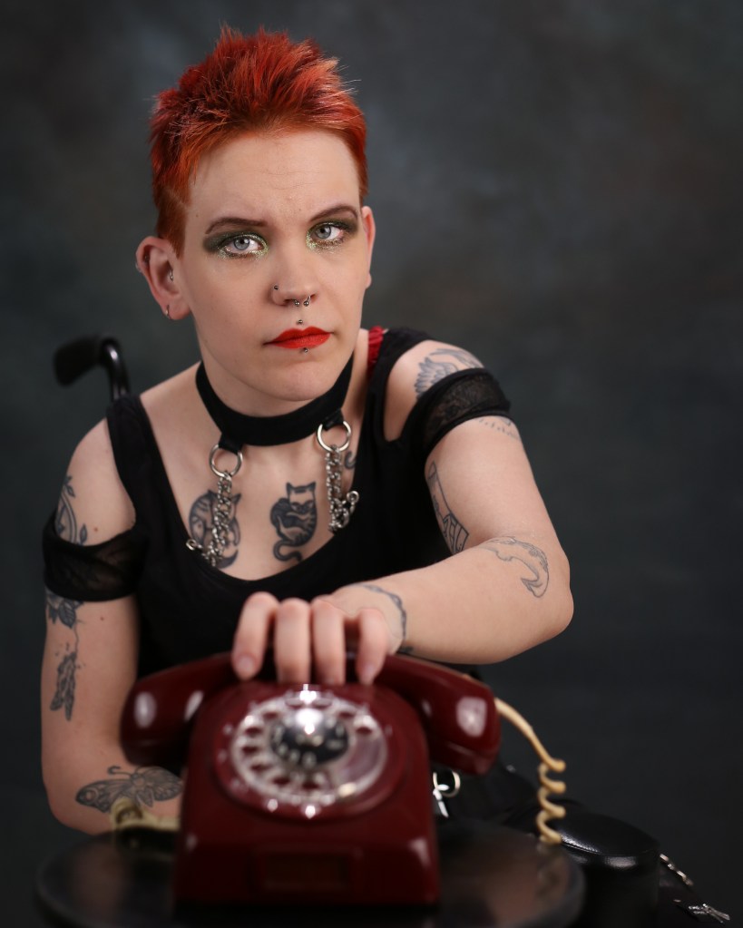 Kuvituskuvassa Pinja laskee vanhanmallisen lankapuhelimen luuria huolestuneen näköisenä.