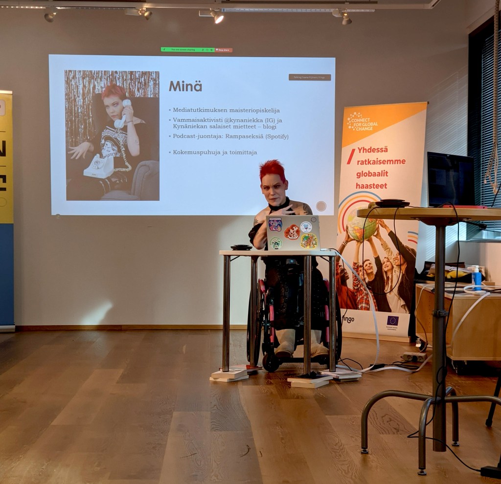 Pinja puhumassa Fingon tilaisuudessa.