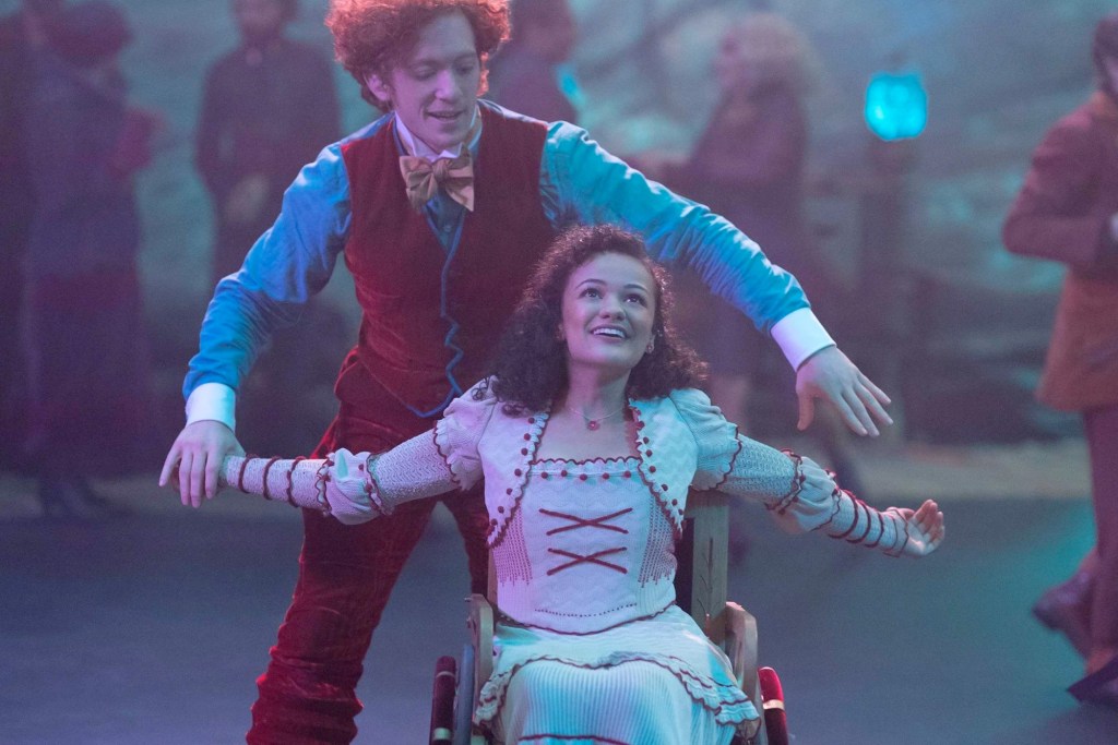 Nessarose ja Boq tanssivat kohtauksessa elokuvasta Wicked.