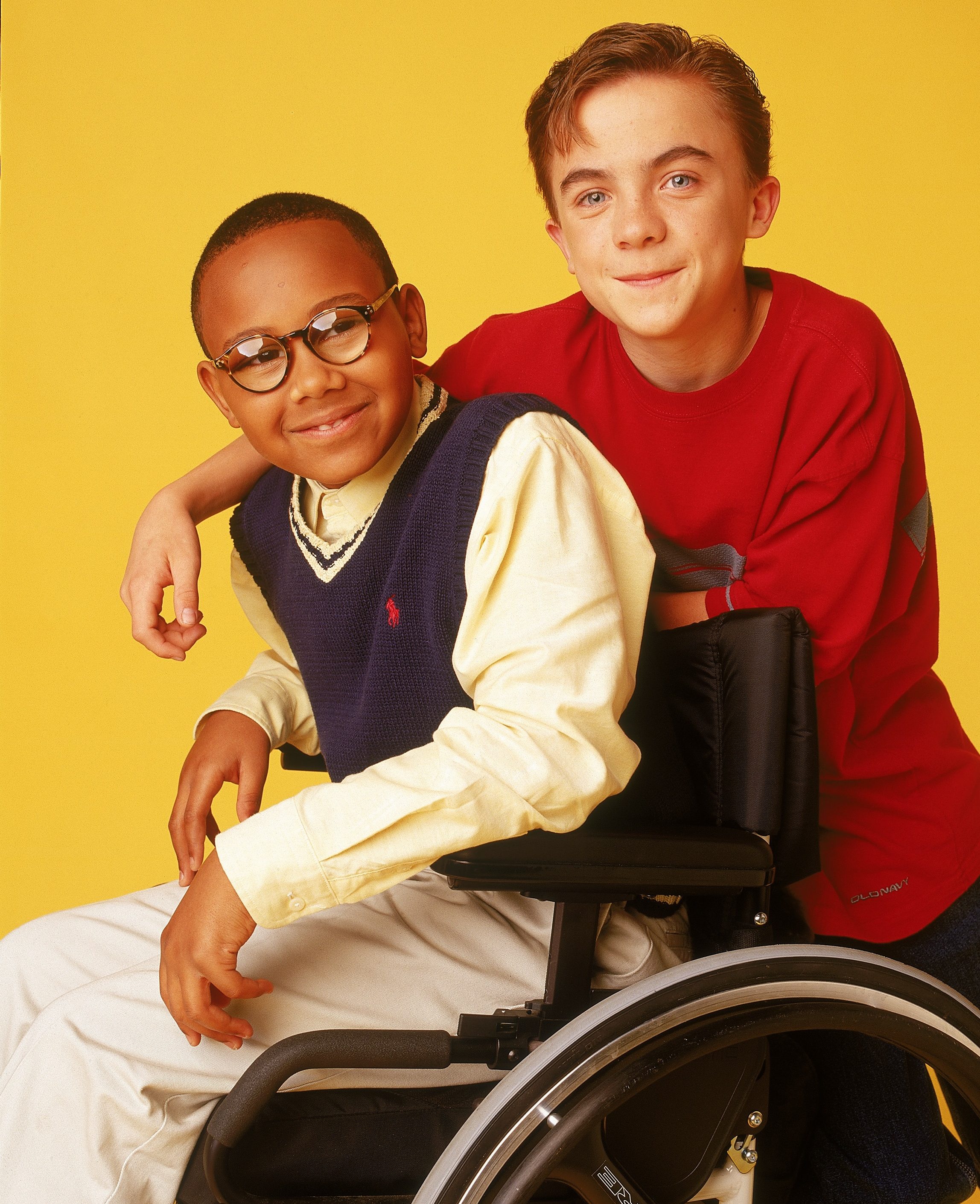 Stevie (Craig Lamar Traylor) ja Malcolm (Frankie Muniz) Veljemme on nero -sarjan promokuvassa. Stevie istuu pyörätuolissa rennon näköisenä ja hymyilee. Malcolm nojaa pyörätuolin selkänojaan ja pitää kättään ystävänsä harteilla, myöskin hymyillen.