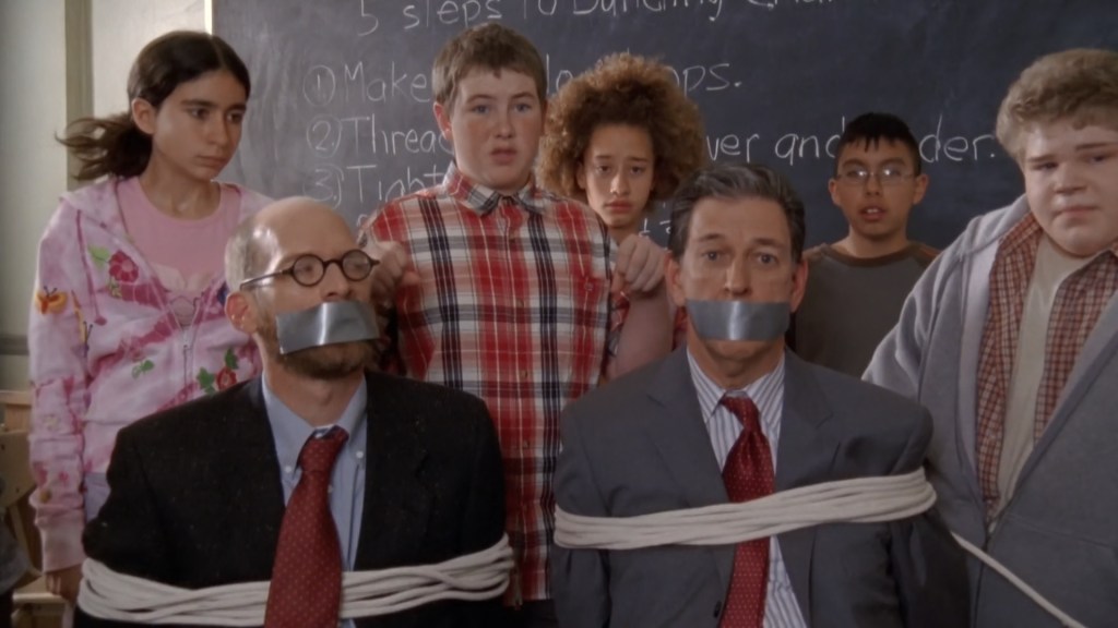 Eräässä jaksossa erityisluokkalaiset ottavat heitä laiminlyövän opettajansa ja koulun rehtorin panttivangeiksi. Kuvassa Deweyn luokkatoverit seisovat sidottujen opettajien takana luokkahuoneessa.