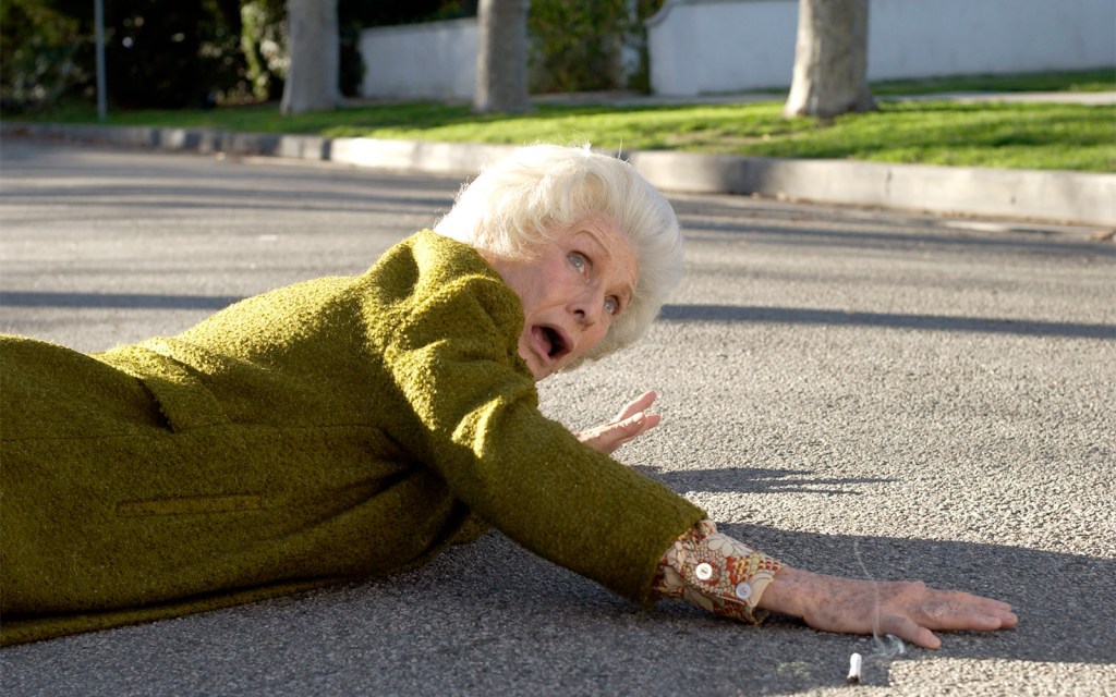 Loisin äiti Ida (Cloris Leachman) vammautuu jäätyään kuorma-auton alle. Kuvassa Ida makaa asfaltilla, palava tupakka viereensä pudonneena ja katsoo kauhuissaan kohti jotain kuvan ulkopuolella lähestyvää.