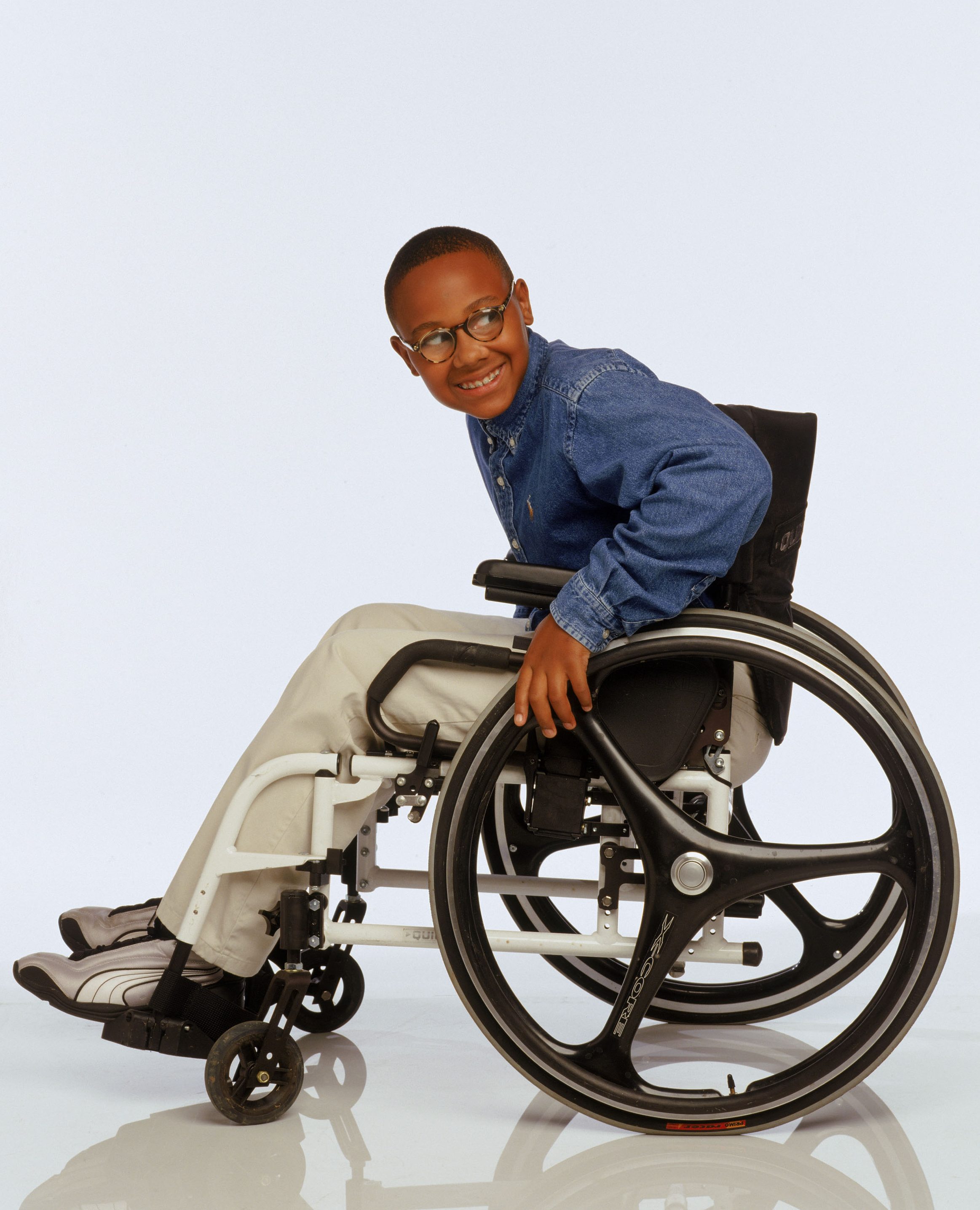 Promokuvassa Stevie kikkailee pyörätuolillaan. 