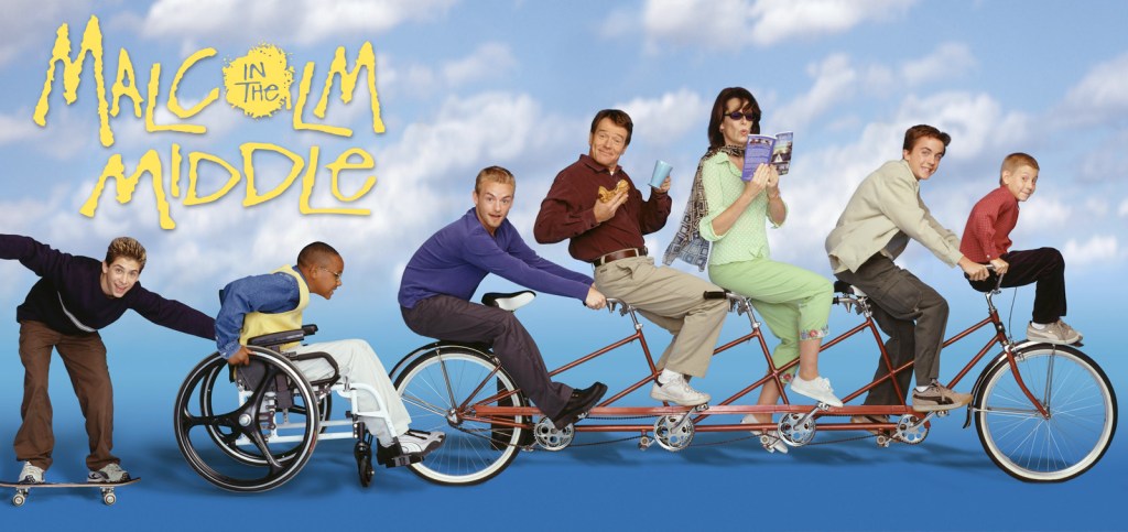 Kolmoskauden mainoskuvassa Veljemme on nero -sarjan näyttelijät ajavat monipenkkisellä tandemilla. Perässä Stevie kelaa pyörätuolilla ja Reese roikkuu tässä kiinni rullalaudalla.