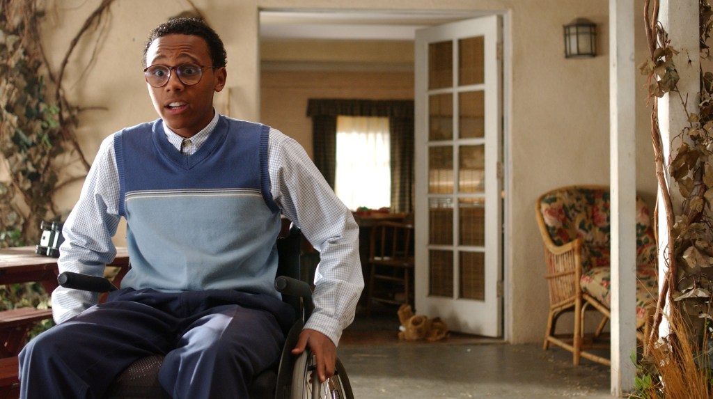 Stevie (Craig Lamar Traylor) sarjan myöhemmillä kausilla. Kuvassa Stevie rullaa pyörätuolilla Malcolmin perheen talon takapihalle ja näyttää yllättyneeltä.
