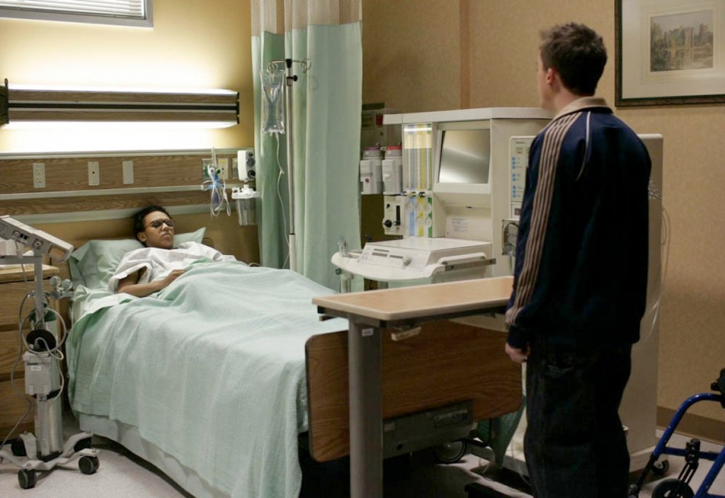  Sarjasta otetussa stii-kuvassa Stevie on sairaalasängyssä ja Malcolm on katsomassa häntä.