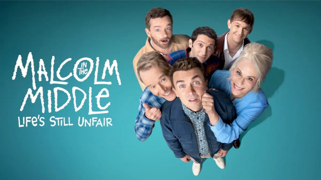 Malcolm in the Middle: Life's still unfair -sarjan mainoskuvassa Malcolmin perhe seisoo katsoen ylös kameraan turkoosilla taustalla ja sarja logo on heidän vasemmalla puolellaan. Lois nipistää aikusita Malcolmia poskesta ja Hal näyttää peukkua.